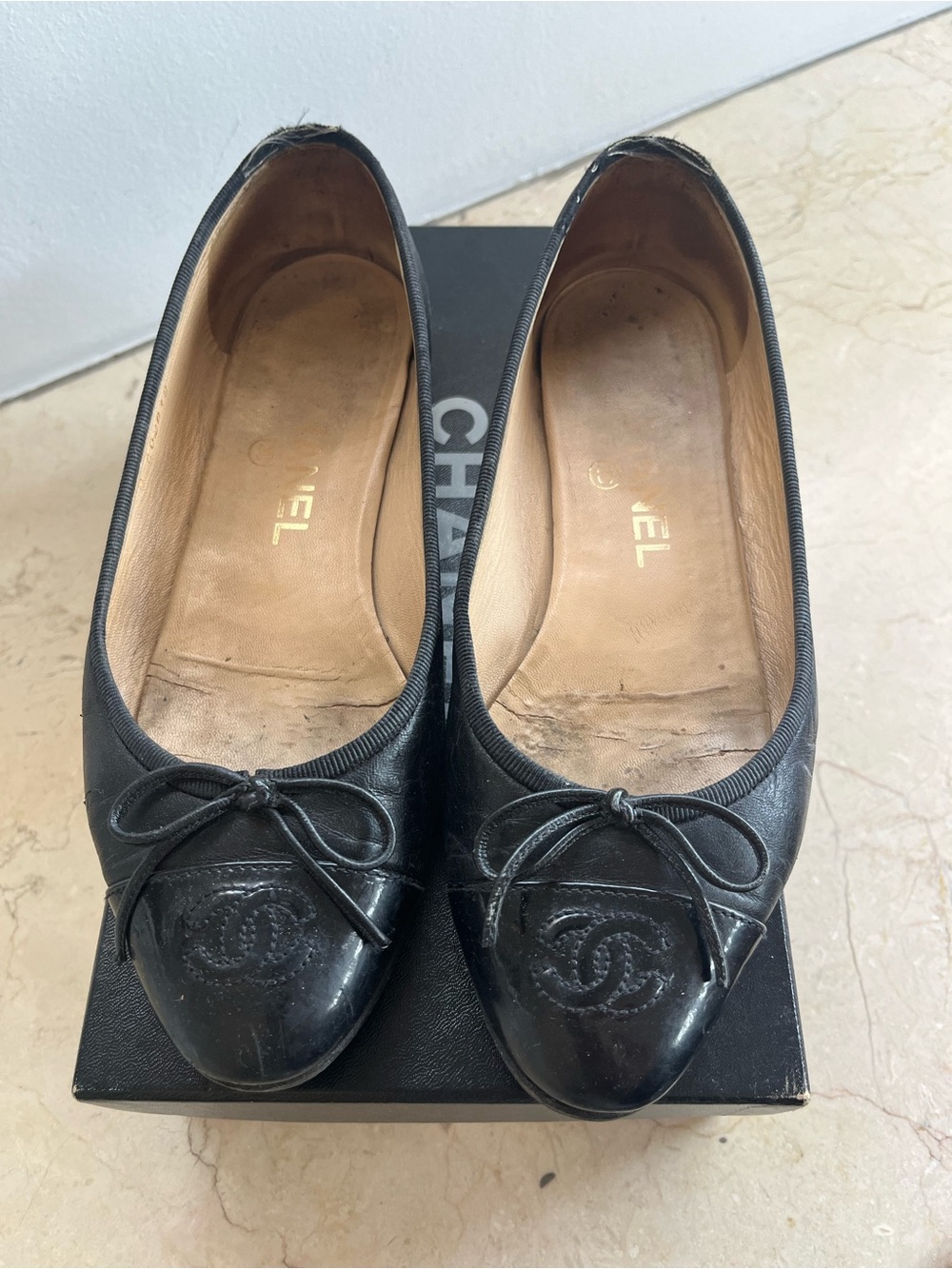 CHANEL Black Leather Ballet Flats with CC Emblem - Picture 5 of 5